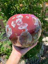 Load image into Gallery viewer, Wheel thrown &#39;globe&#39; vase
